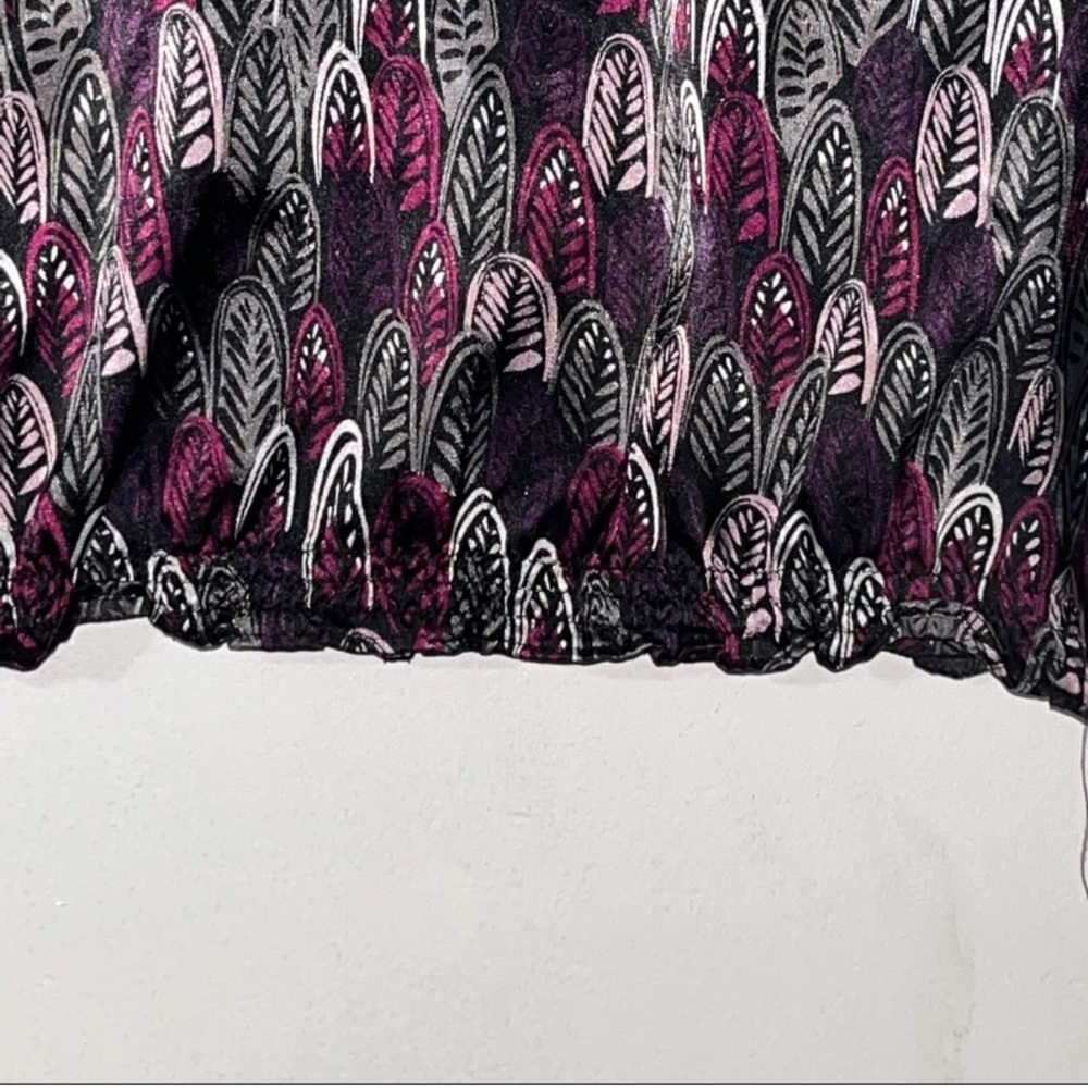 Apostrophe Ruffle Mock Neck Feather Print Blouse Purple Black Gray M - Picture 7 of 7